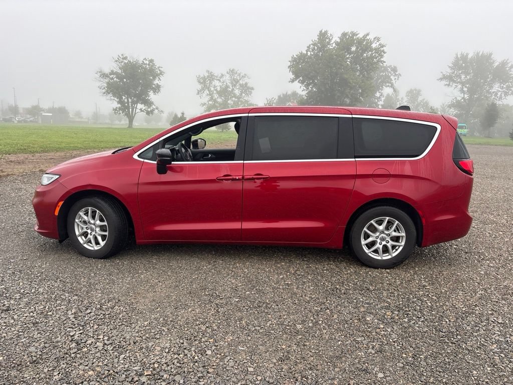 Used 2025 Chrysler Pacifica Select FWD image 5