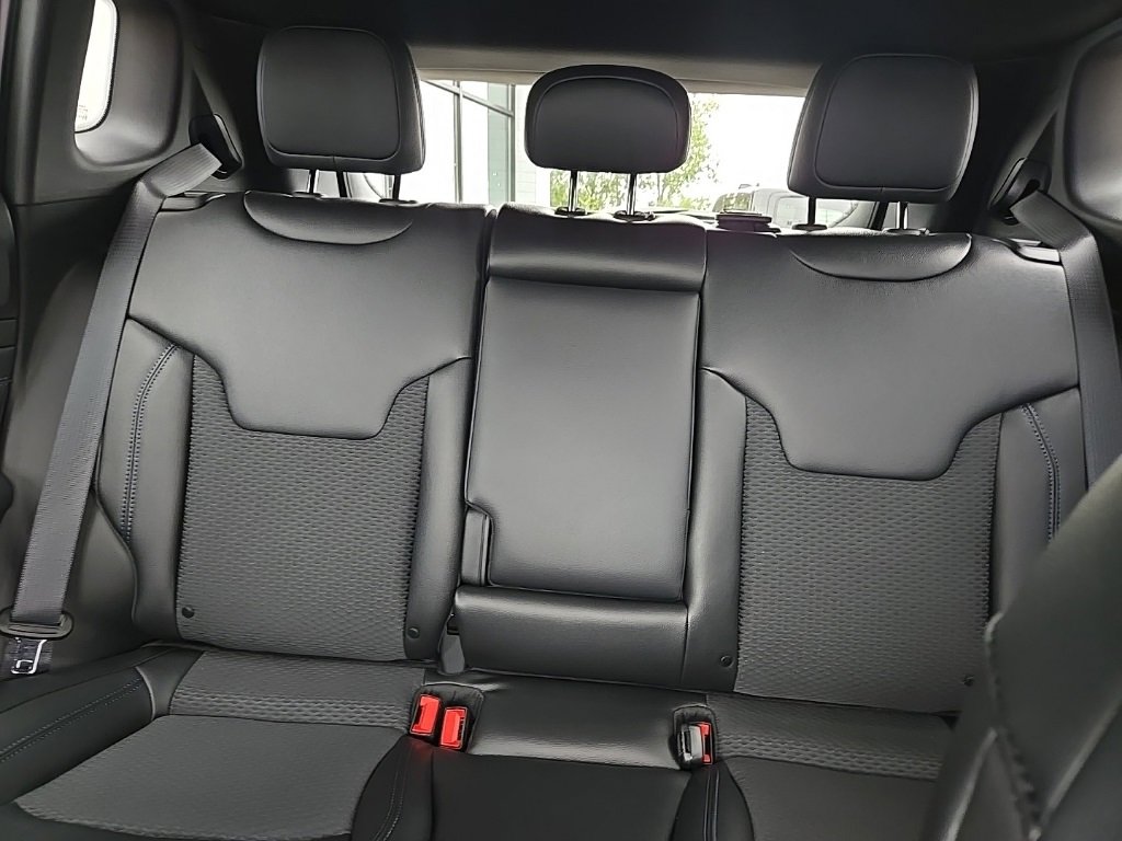 Used 2026 Jeep Compass Latitude image 33