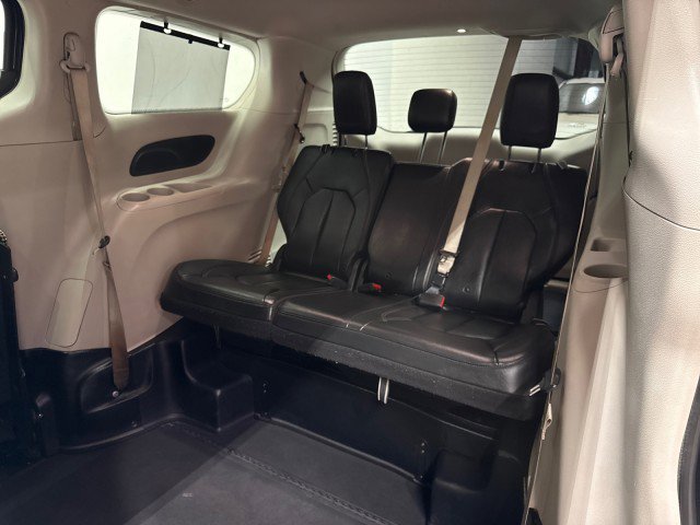 Used 2020 Chrysler Pacifica Touring-L image 38