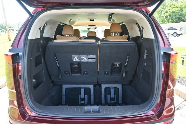 Used 2022 Kia Carnival EX FWD image 23