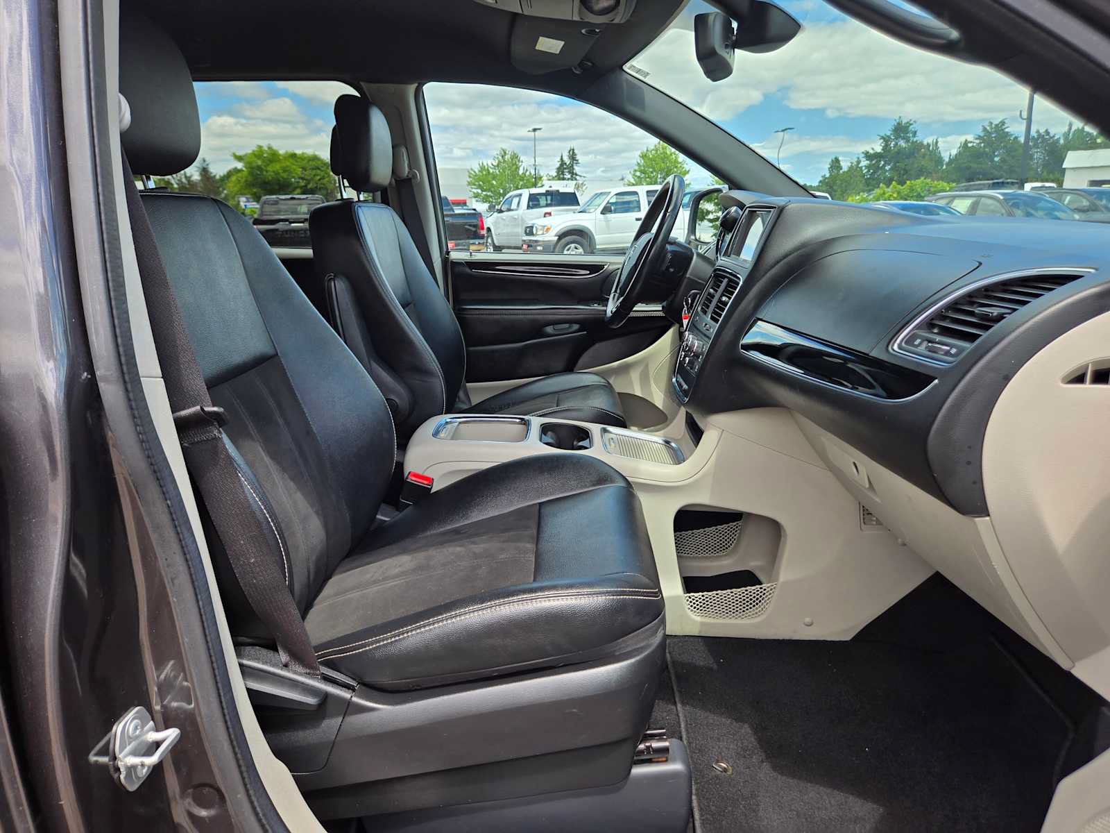 Used 2019 Dodge Grand Caravan SXT FWD image 14