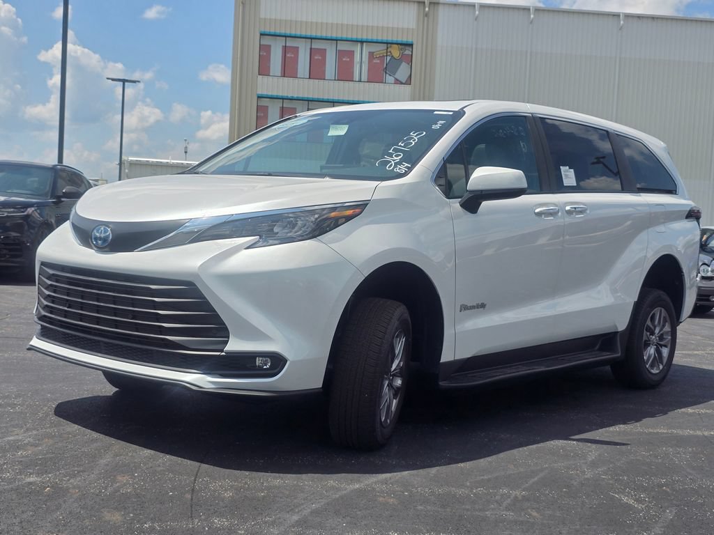 Used 2025 Toyota Sienna XLE FWD image 14