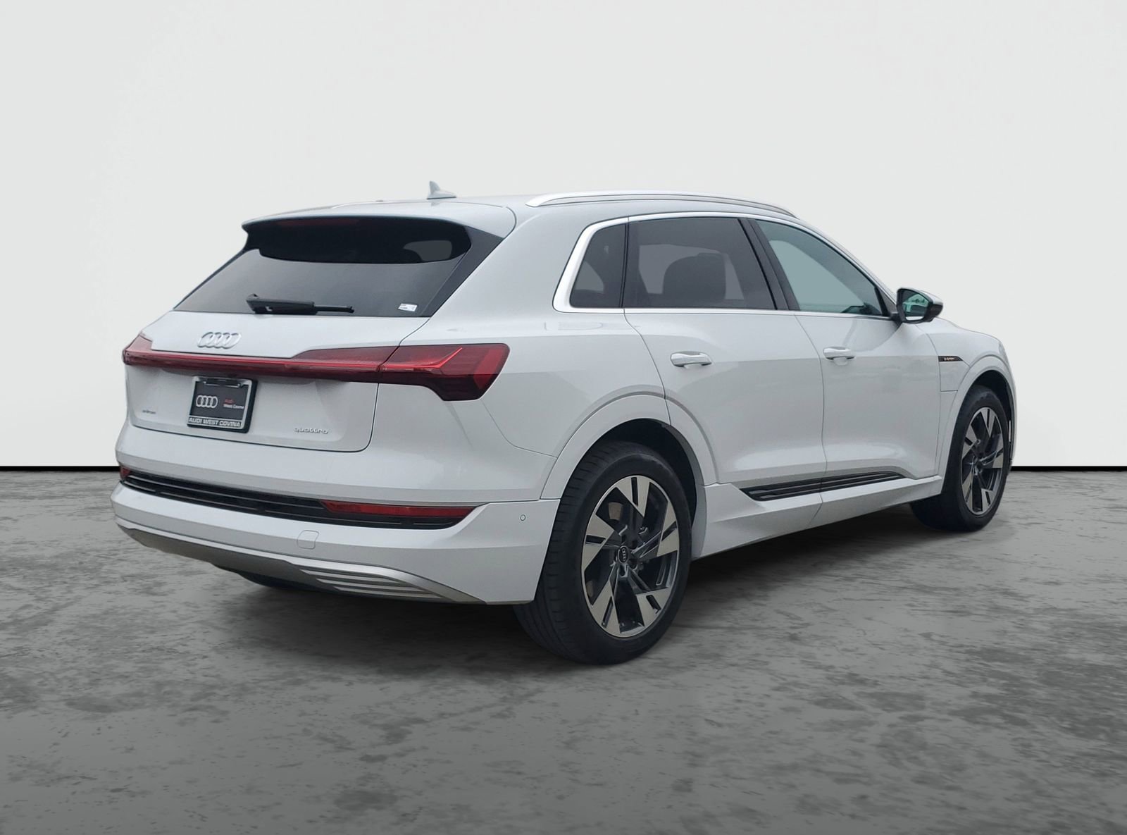 Used 2023 Audi e-tron Premium Plus w/ Premium Plus Package AWD/4WD image 4