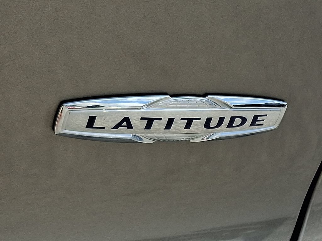 Used 2020 Jeep Cherokee Latitude w/ Cold Weather Group AWD/4WD image 30