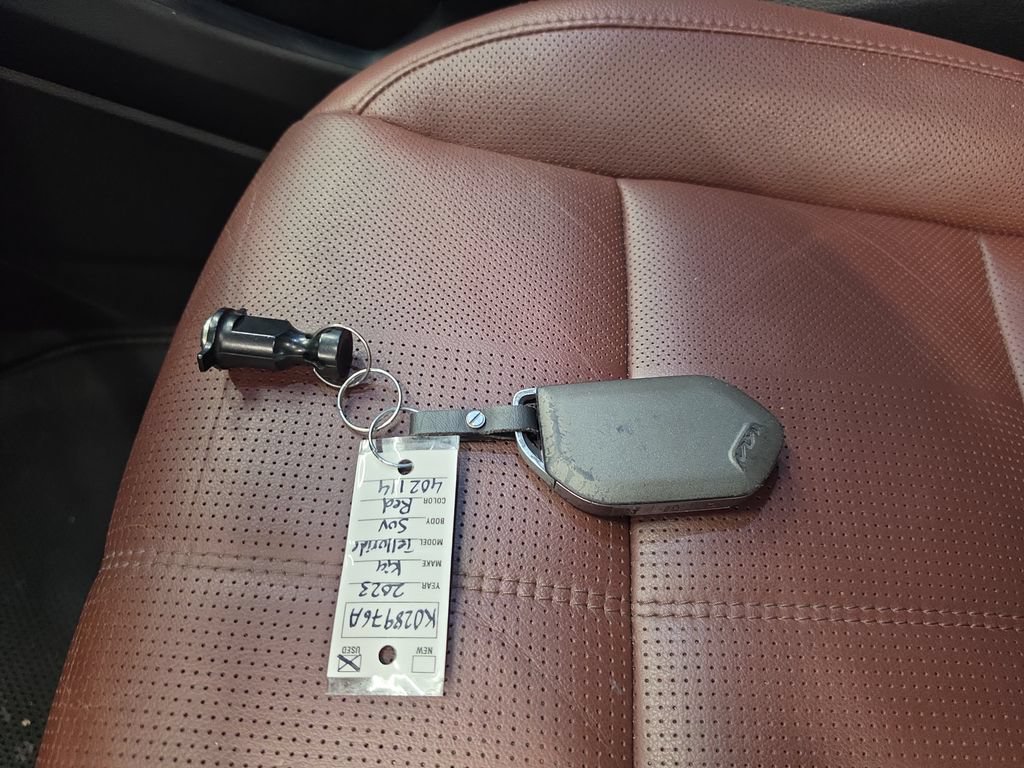 Certified 2023 Kia Telluride EX w/ EX Captain's Chair Package FWD image 41