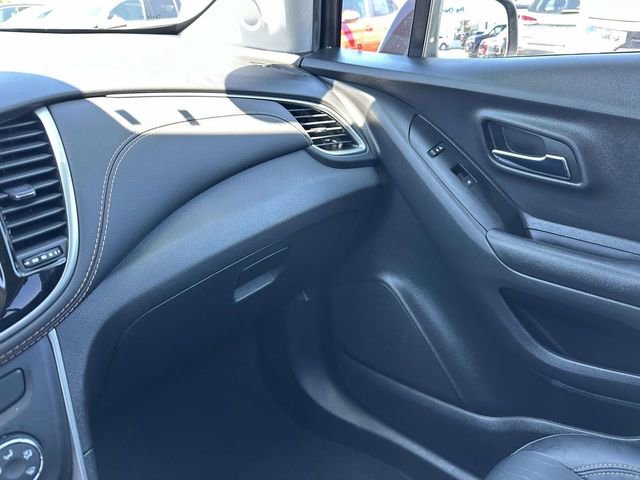 Certified 2022 Chevrolet Trax LT w/ LT Convenience Package AWD/4WD image 33
