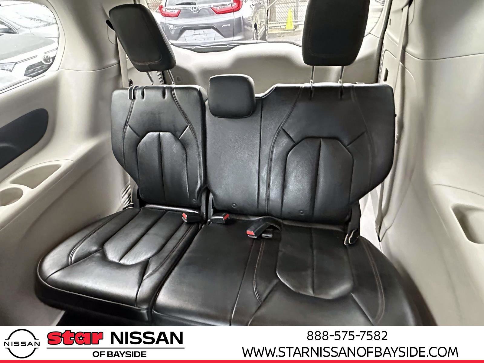 Used 2018 Chrysler Pacifica Touring-L image 14