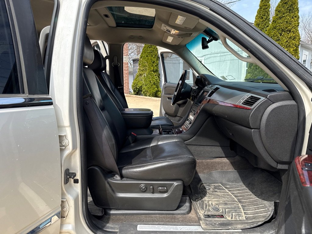 Used 2010 Cadillac Escalade AWD image 11