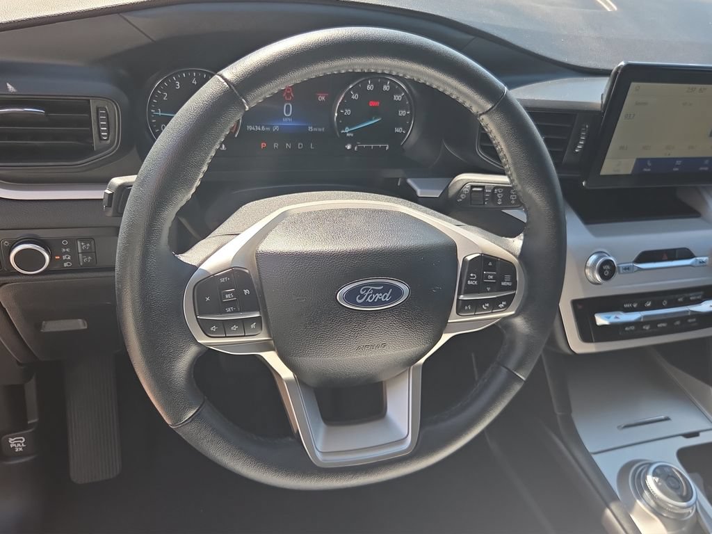 Used 2024 Ford Explorer XLT AWD/4WD image 9