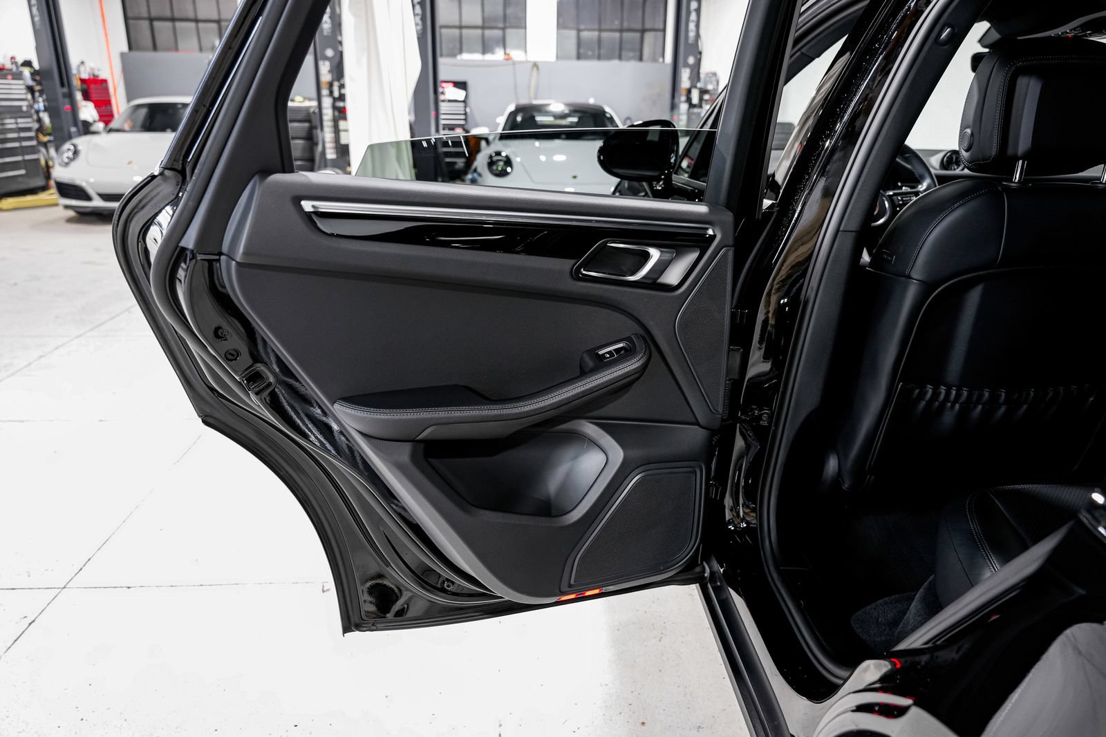 Used 2024 Porsche Macan AWD/4WD image 30