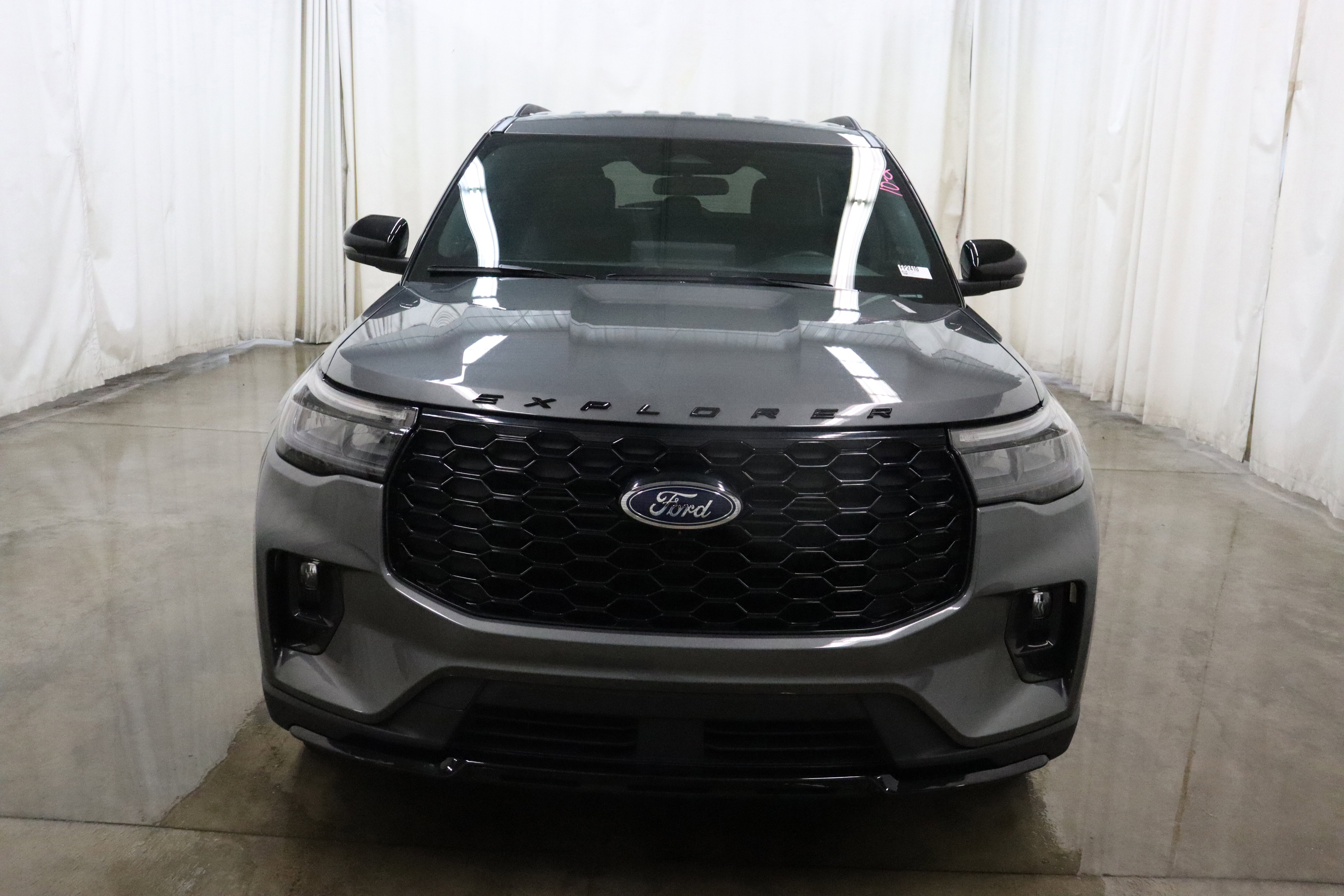 Used 2025 Ford Explorer ST-Line w/ ST-Line Street Pack image 2