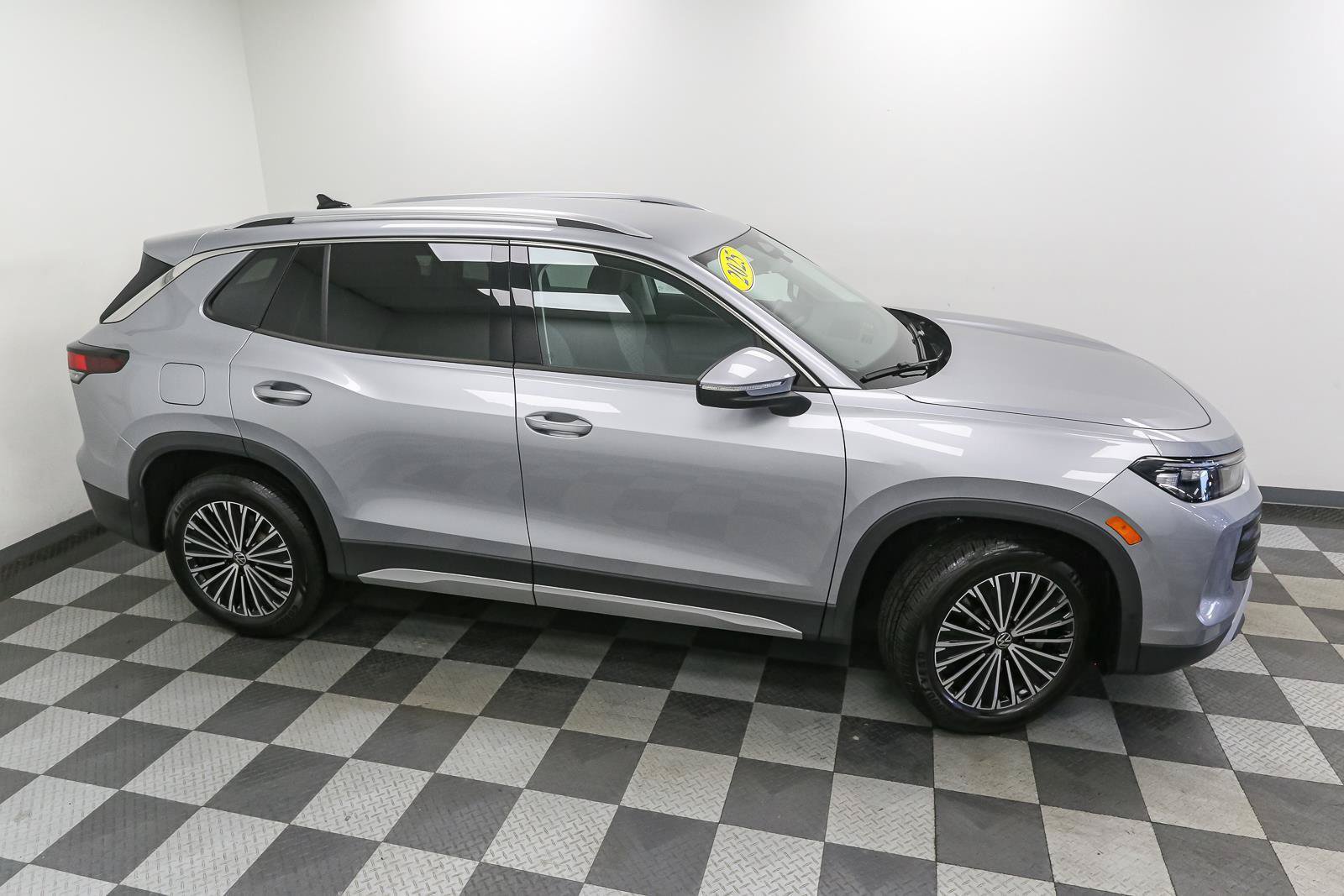 Used 2025 Volkswagen Tiguan S w/ 18" Wheel Package AWD/4WD image 5