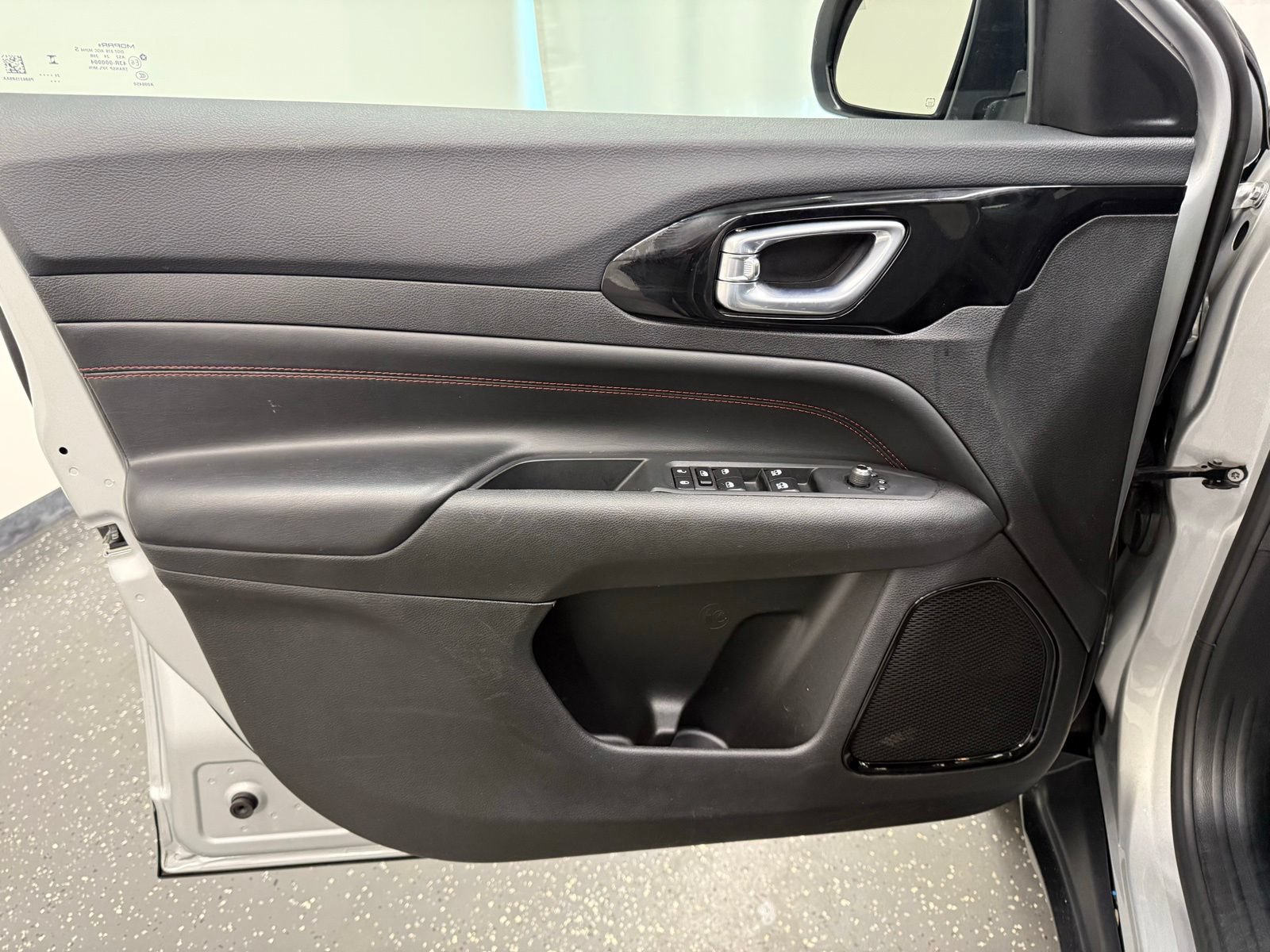 Used 2025 Jeep Compass Trailhawk AWD/4WD image 9