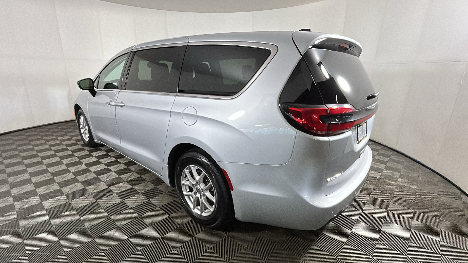 Used 2024 Chrysler Pacifica Touring-L FWD image 5