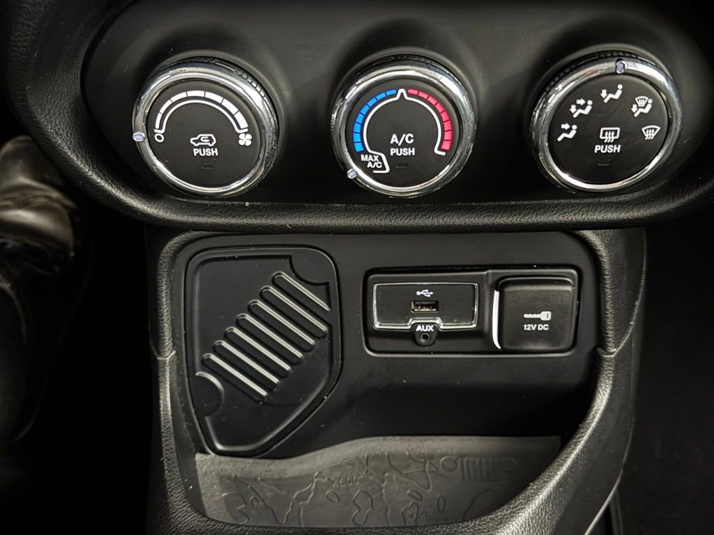 Used 2016 Jeep Renegade Latitude image 17