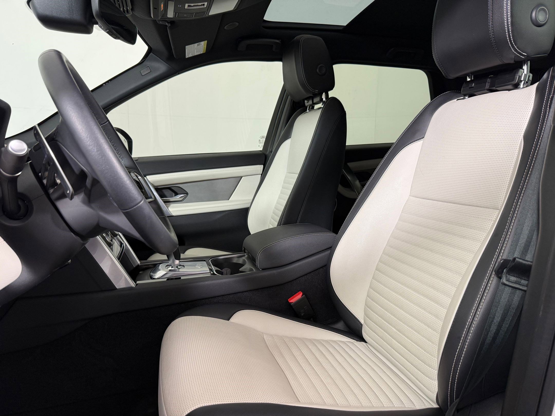 Used 2023 Land Rover Discovery Sport SE R-Dynamic image 6