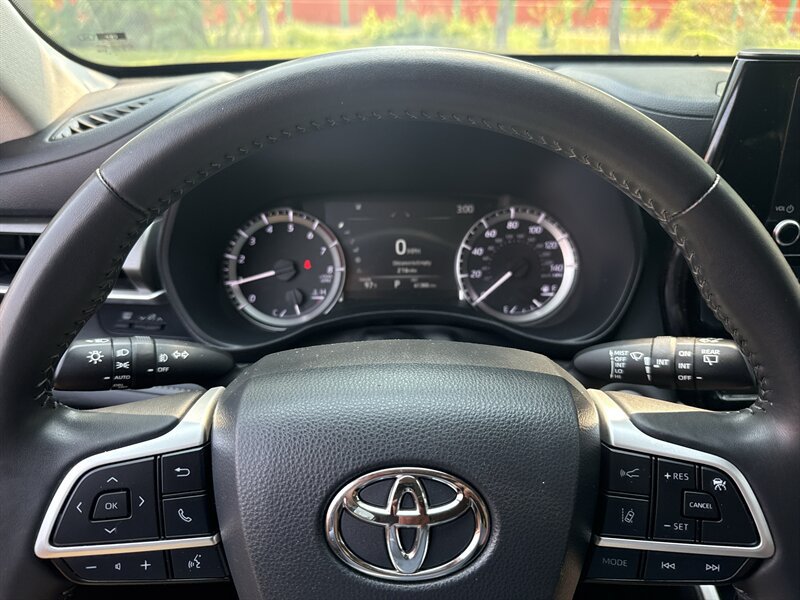 Used 2024 Toyota Highlander LE AWD/4WD image 37