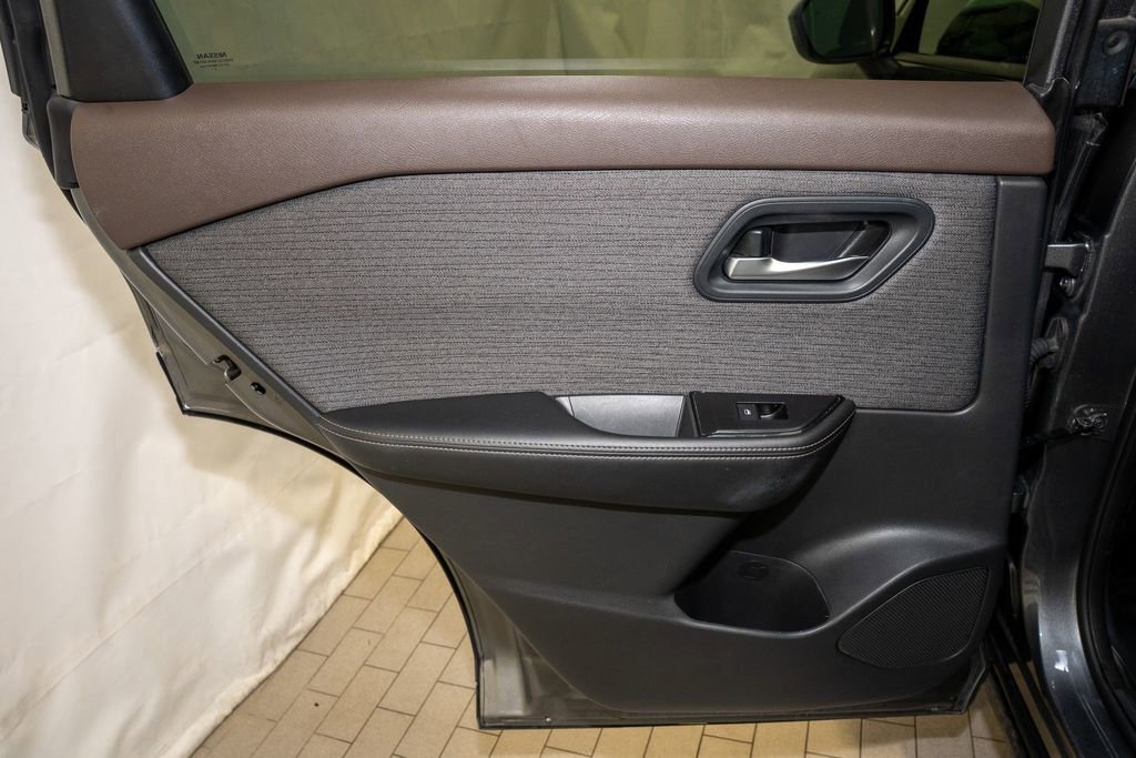 Used 2023 Nissan Rogue SV image 9