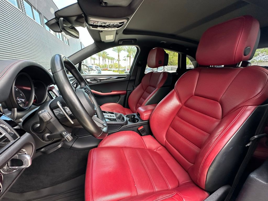 Certified 2023 Porsche Macan Turbo image 5