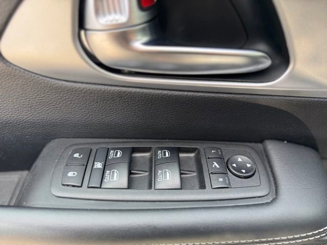 Used 2025 Chrysler Pacifica Limited image 8