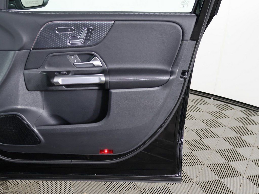 Used 2025 Mercedes-Benz GLB 250 4MATIC image 21