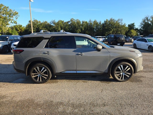 Used 2024 Nissan Pathfinder Platinum FWD image 6