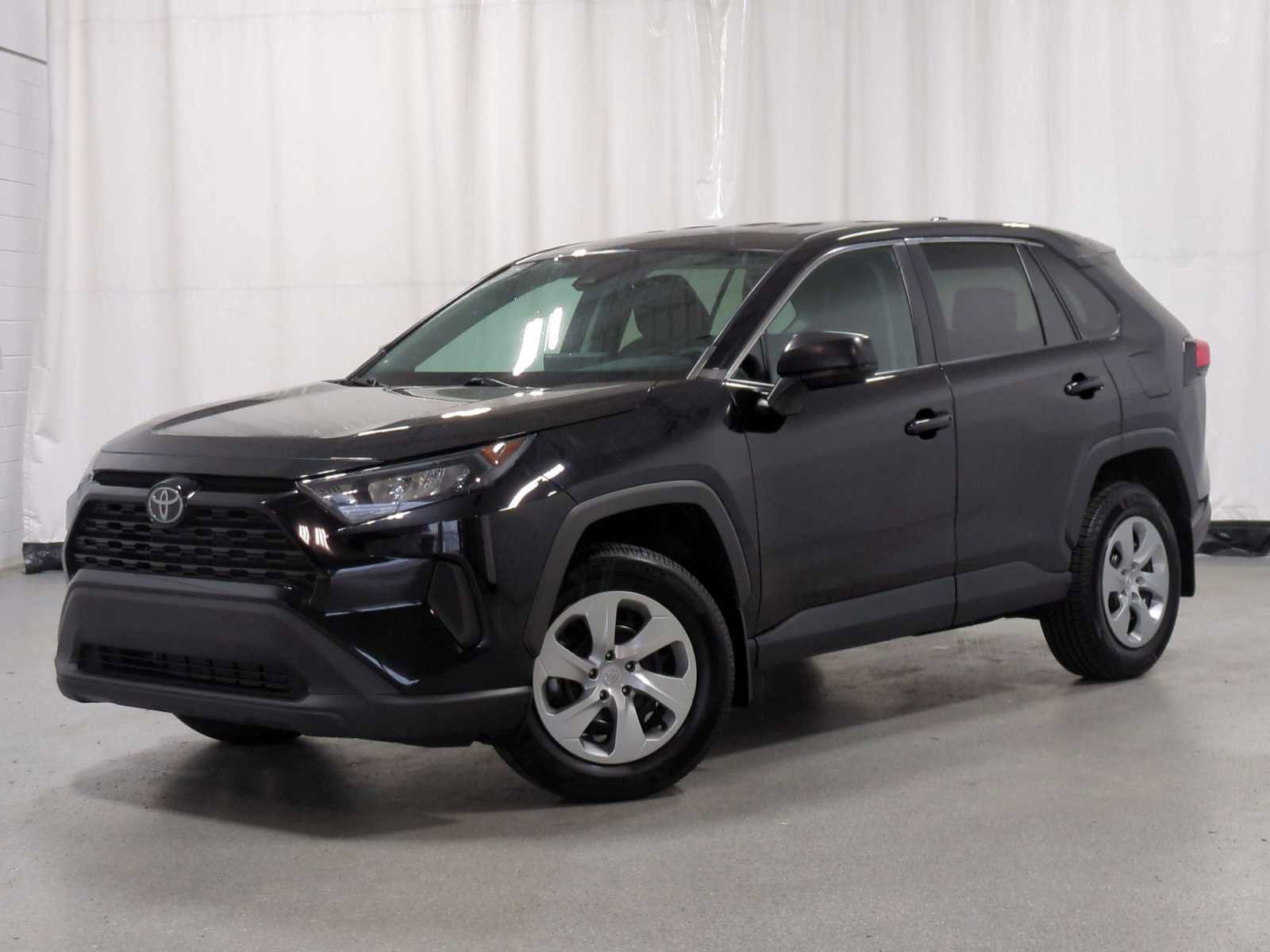 Used 2022 Toyota RAV4 LE image 2