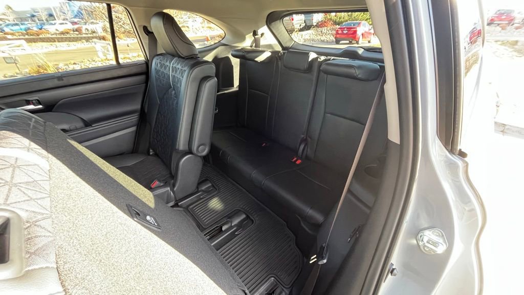 Used 2025 Toyota Highlander XLE image 17