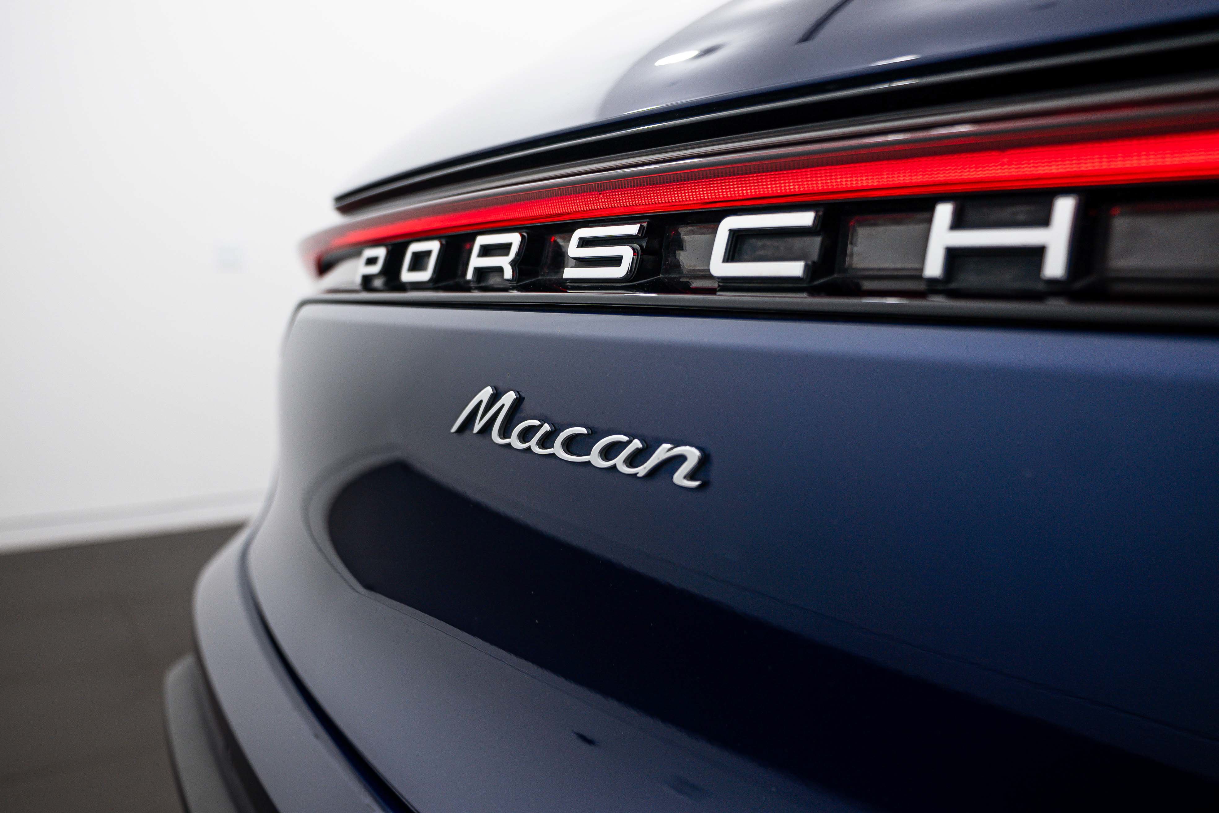 Certified 2024 Porsche Macan AWD/4WD image 25