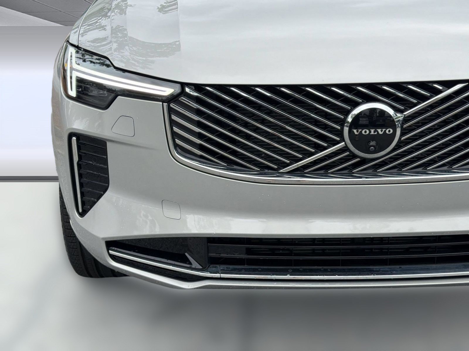 Certified 2025 Volvo XC90 B5 Plus AWD/4WD image 29