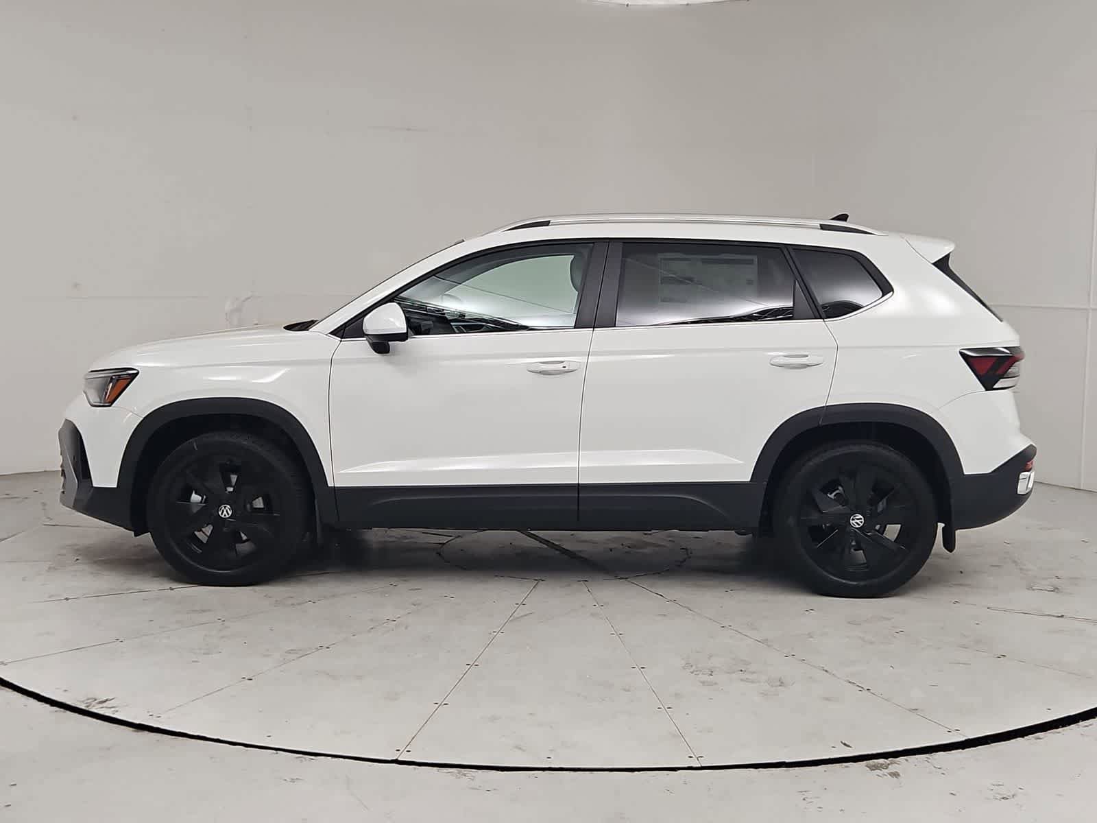 New 2026 Volkswagen Taos SE FWD image 3