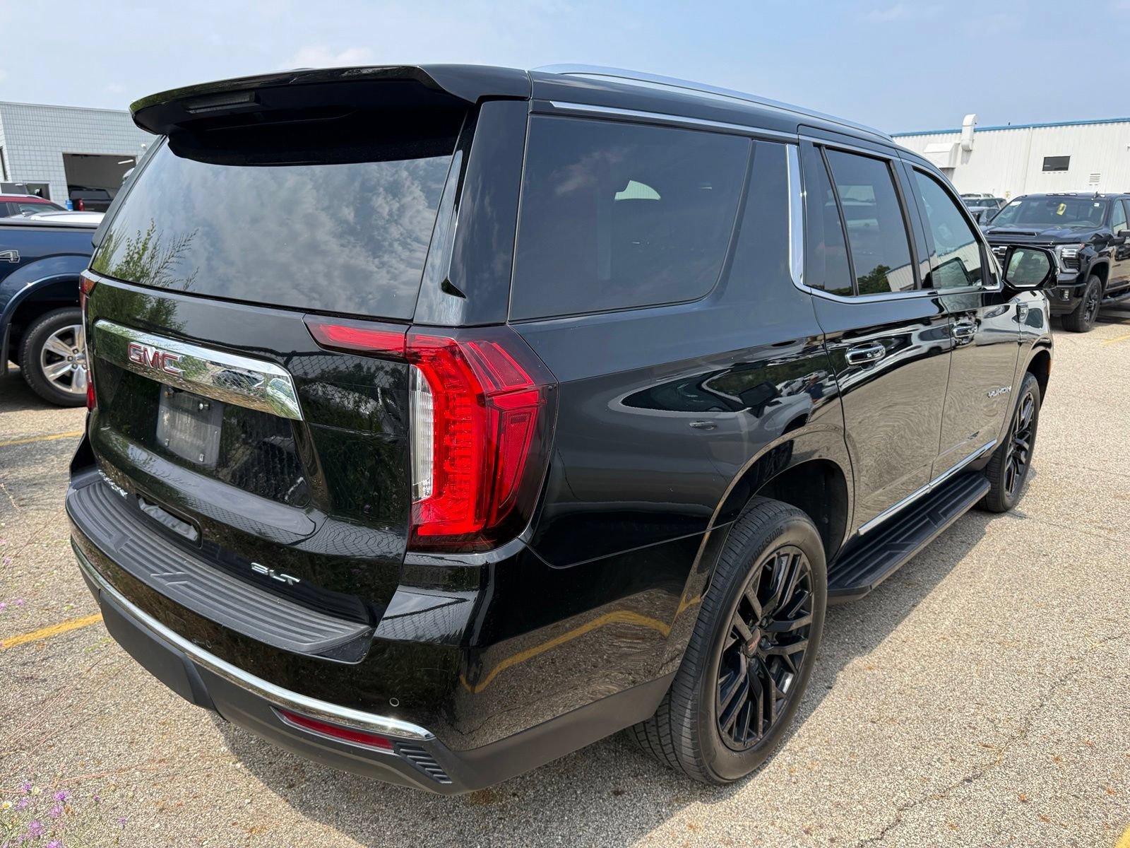 Used 2021 GMC Yukon SLT w/ SLT Luxury Package AWD/4WD image 2