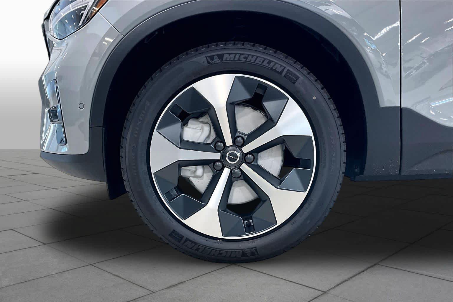 New 2026 Volvo XC40 B5 Plus w/ Protection Package Premier AWD/4WD image 16