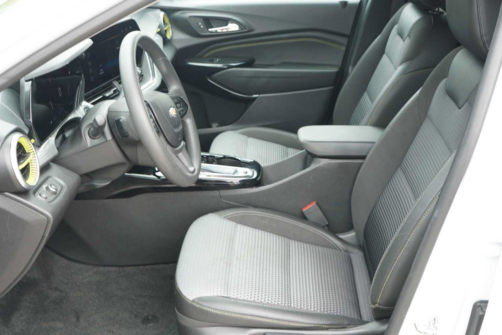 Used 2025 Chevrolet Trax LT FWD image 8