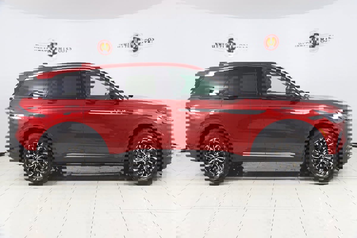 Used 2025 Lincoln Nautilus Premier image 2