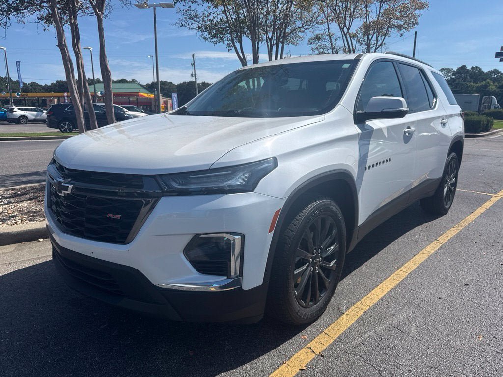 Used 2023 Chevrolet Traverse RS FWD image 1