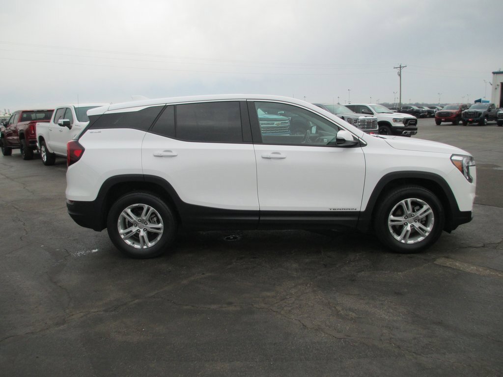 Used 2023 GMC Terrain SLE image 4