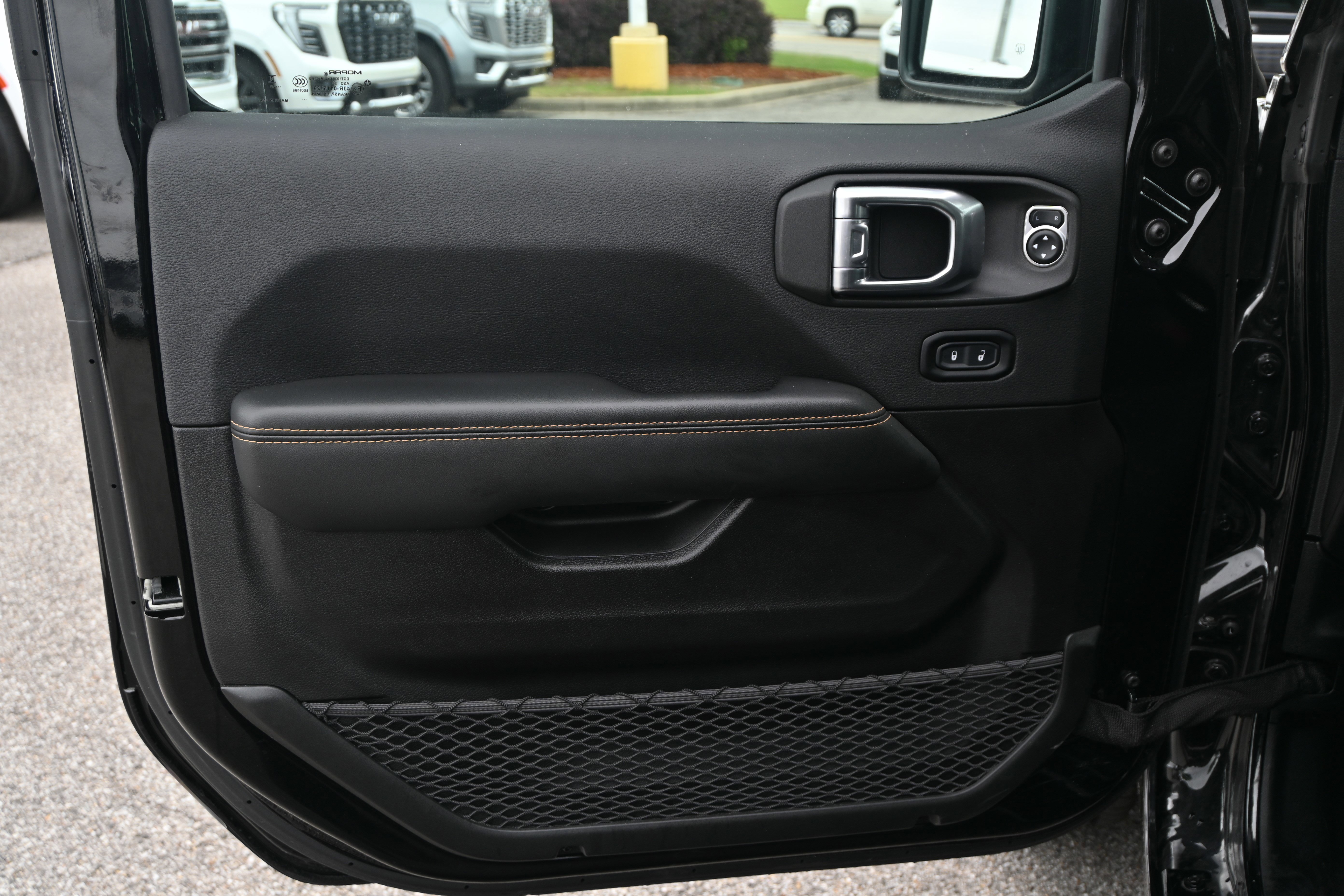 Used 2025 Jeep Wrangler Unlimited Sahara w/ Safety Group AWD/4WD image 14