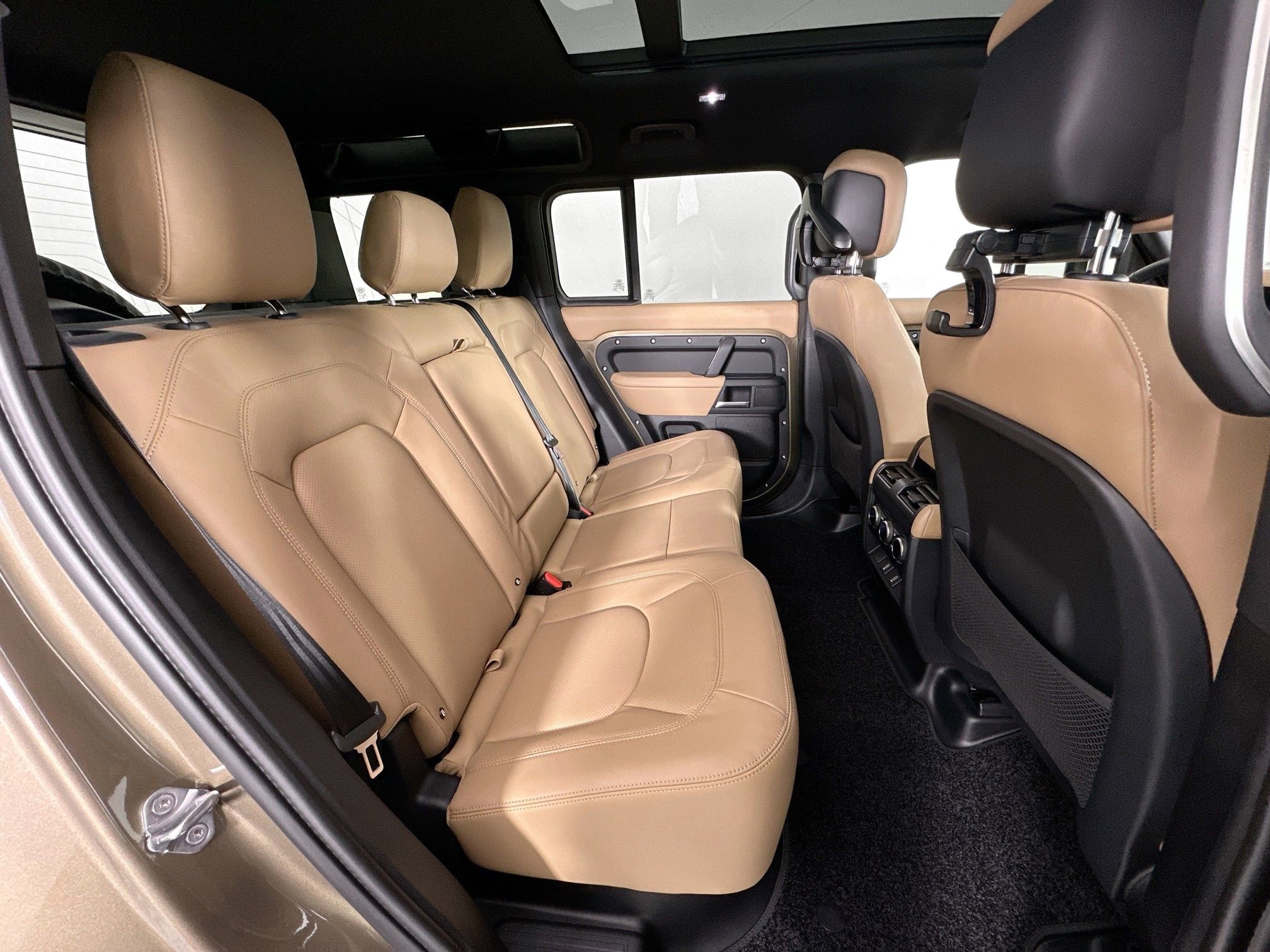 Used 2026 Land Rover Defender 110 X-Dynamic SE image 25