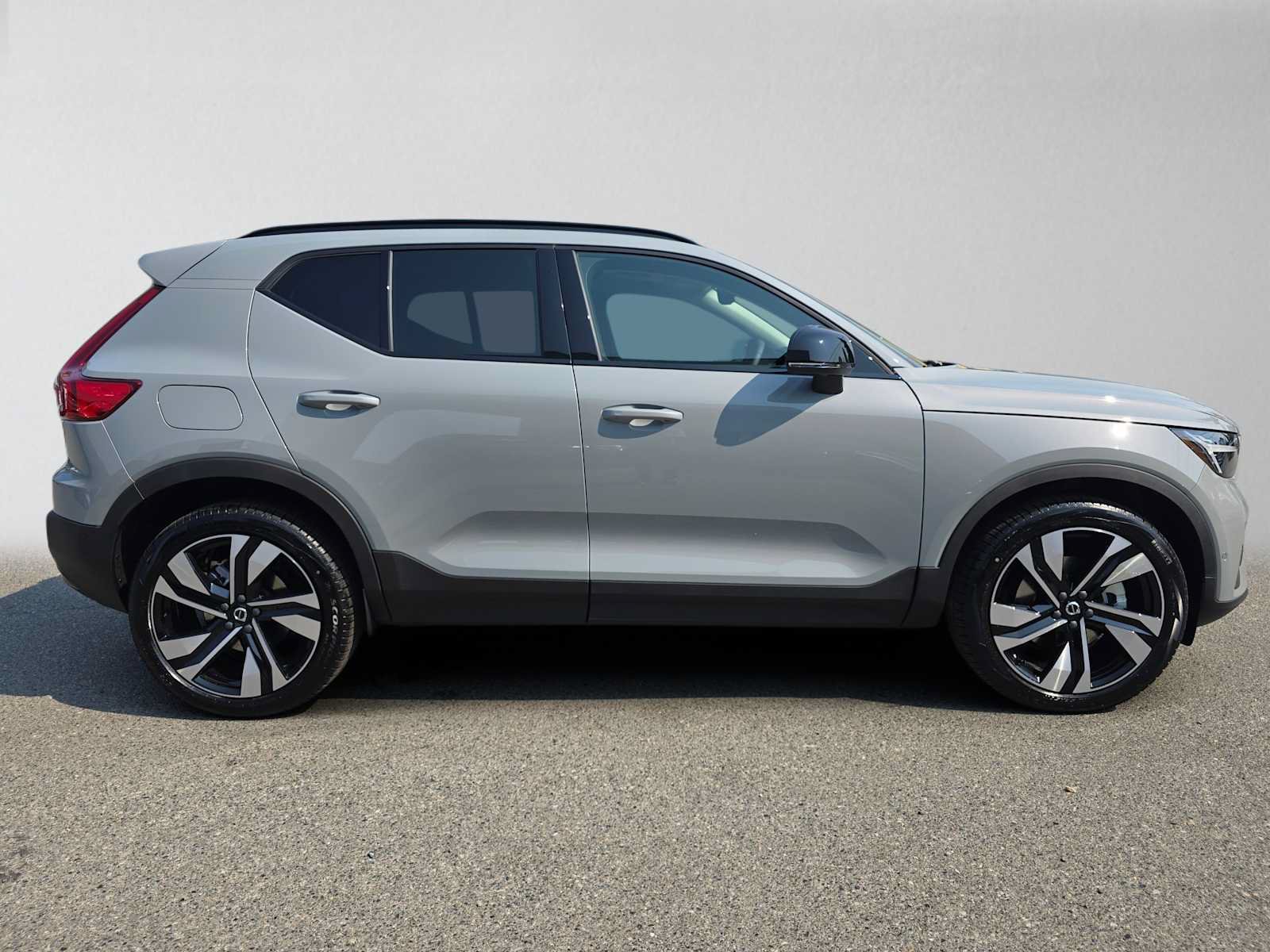 New 2026 Volvo XC40 B5 Ultra w/ Protection Package Premier AWD/4WD image 2