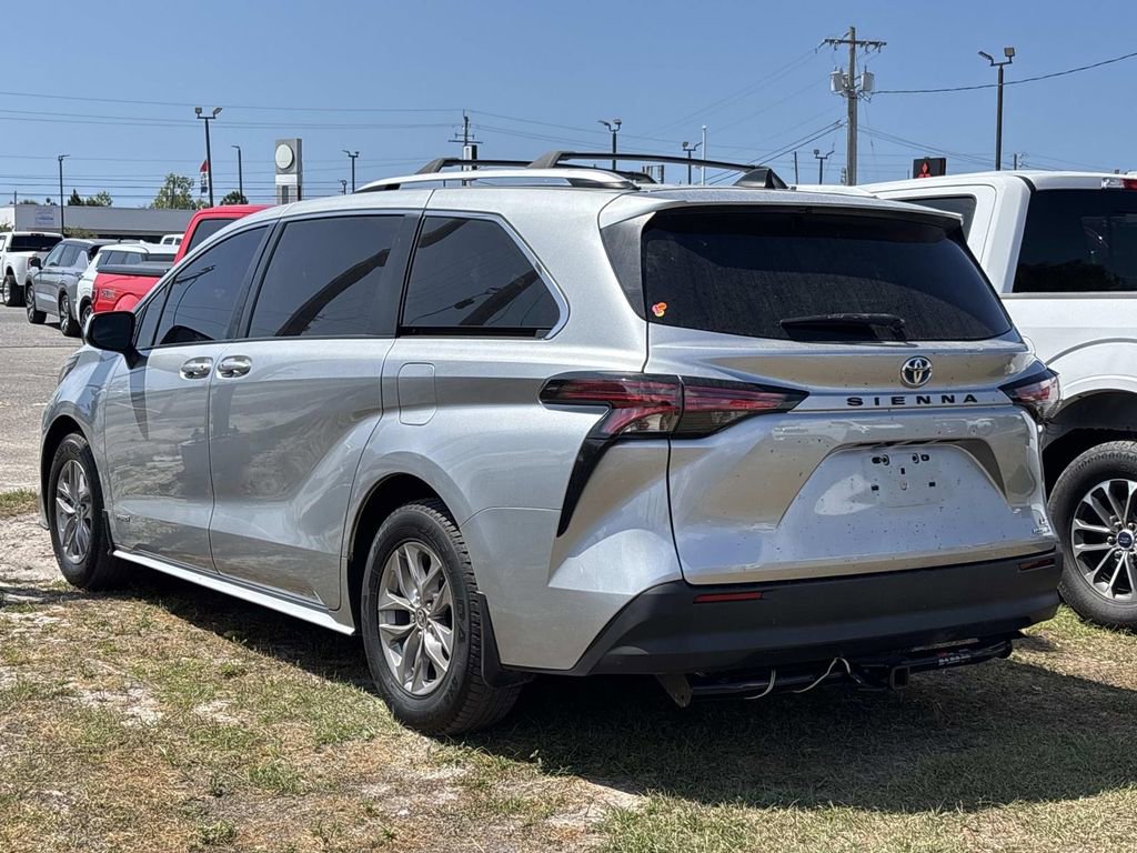 Used 2021 Toyota Sienna LE image 5