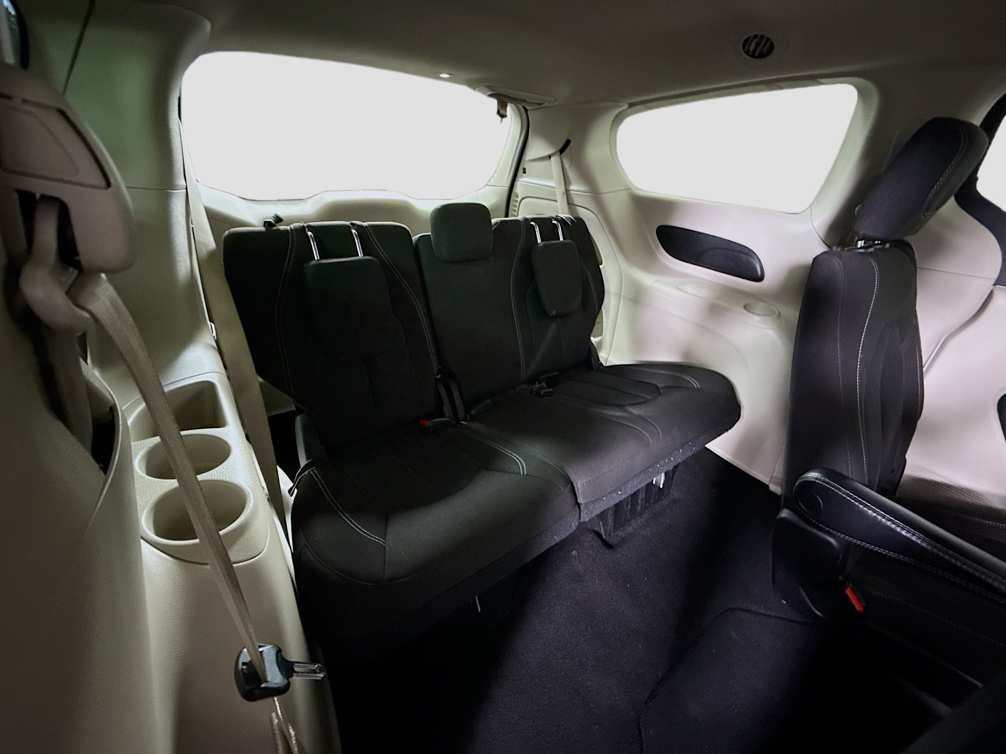 Used 2023 Chrysler Voyager LX image 39