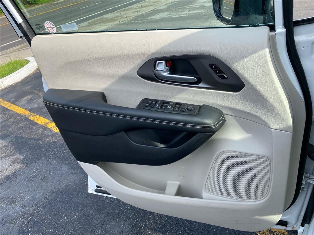 Used 2024 Chrysler Pacifica Touring-L FWD image 21