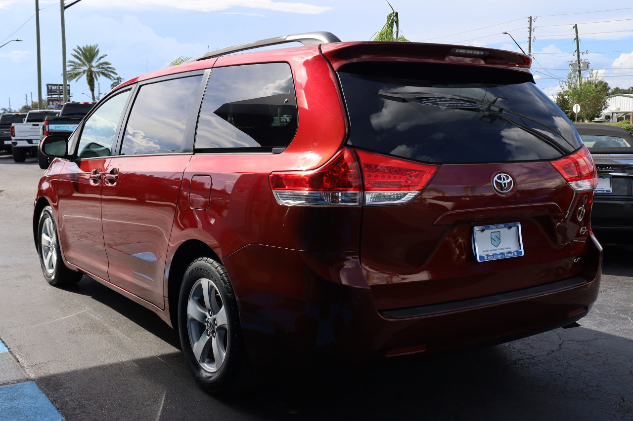Used 2014 Toyota Sienna LE image 3