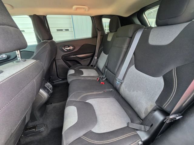 Used 2014 Jeep Cherokee Sport image 19