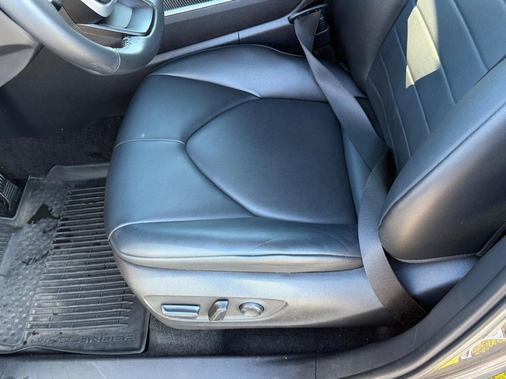 Certified 2024 Toyota Highlander XLE image 18