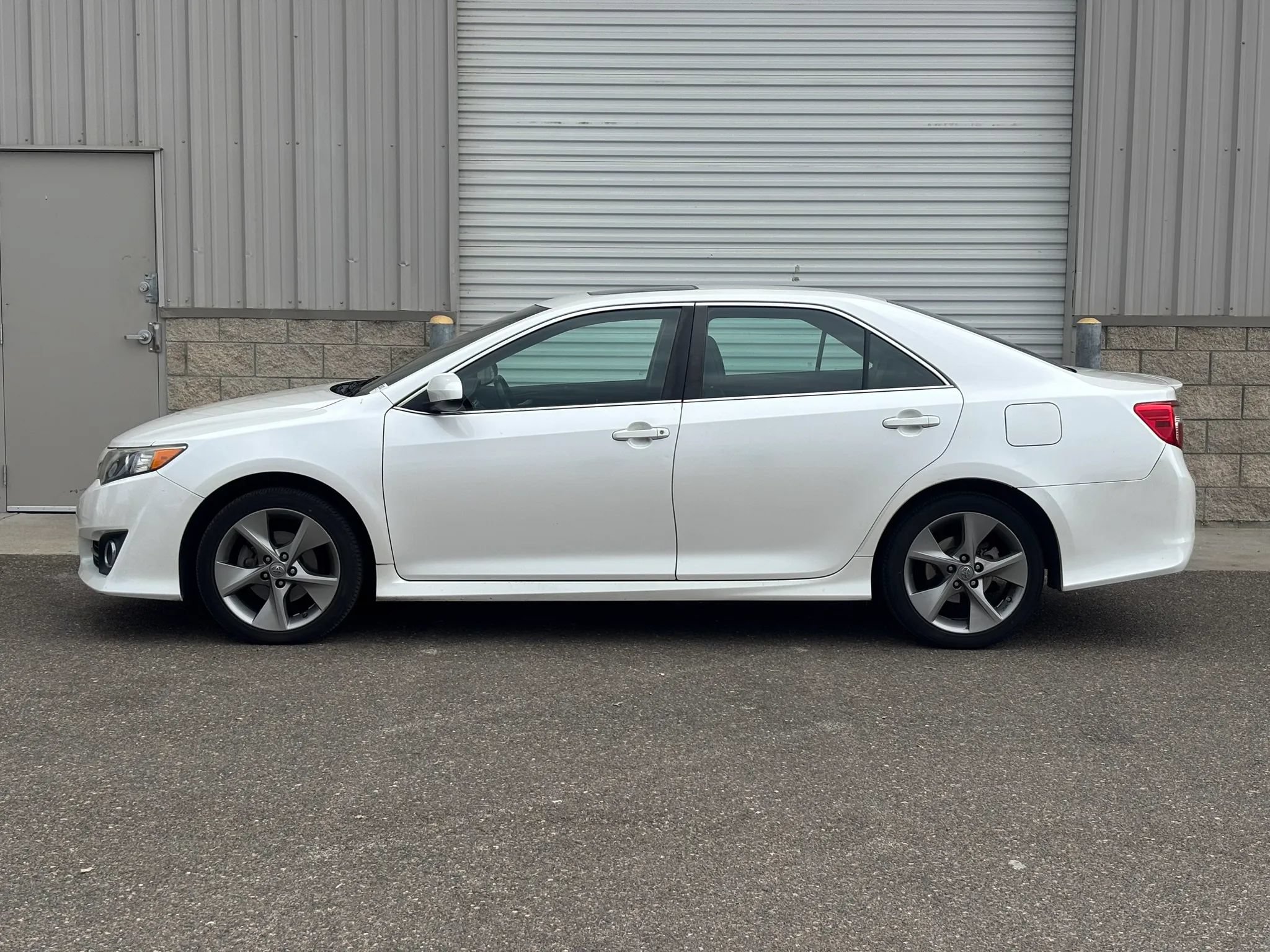 Used 2014 Toyota Camry SE FWD image 4