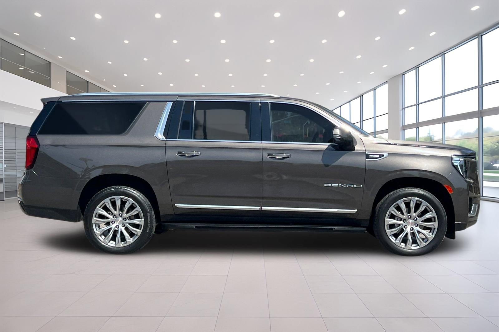 Used 2021 GMC Yukon XL Denali AWD/4WD image 3