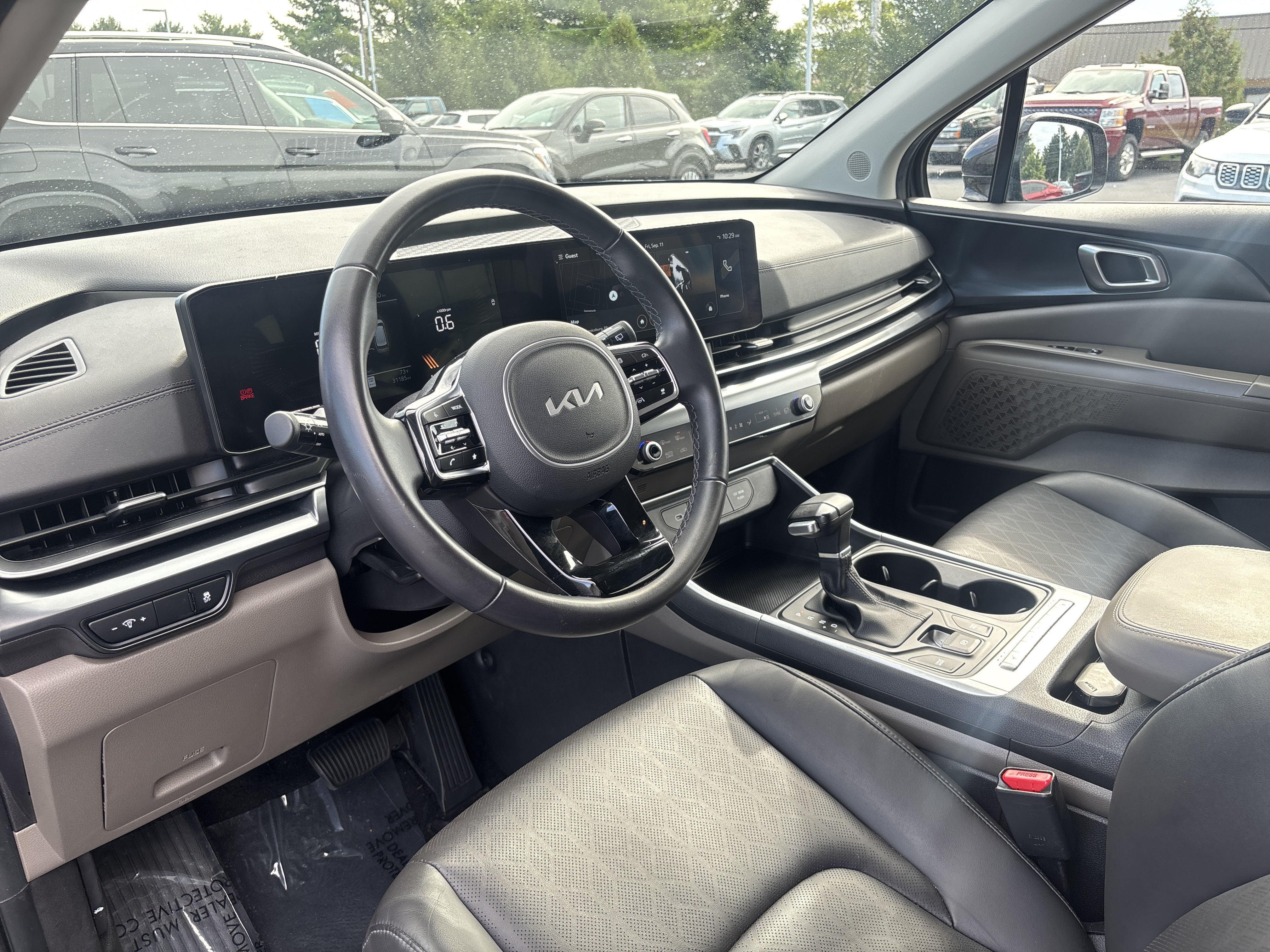 Used 2025 Kia Carnival FWD image 4