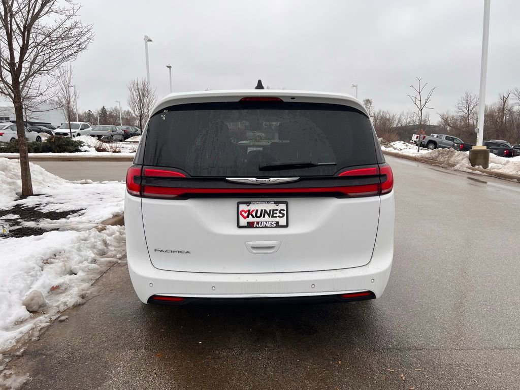 Used 2024 Chrysler Pacifica Touring-L image 4
